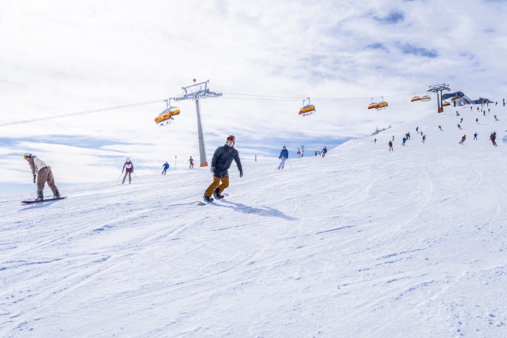 Snowboarden auf der gepflegten Winterpiste