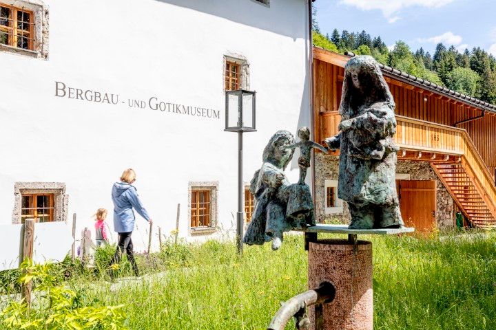 Das Museum von Außen mit Annenbrunnen
