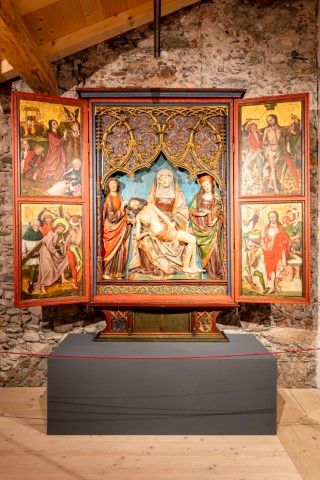 Geschnitzter Flügelaltar mit der Darstellung der Kreuzigung Christi