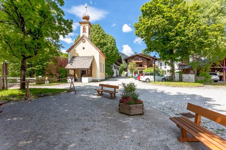 Grüner Park mit Kapelle
