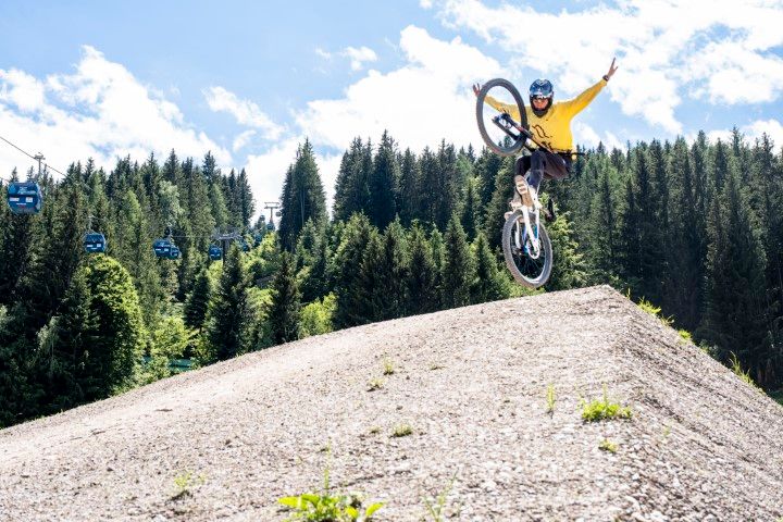 Mountainbiker macht einen Stunt in der Luft